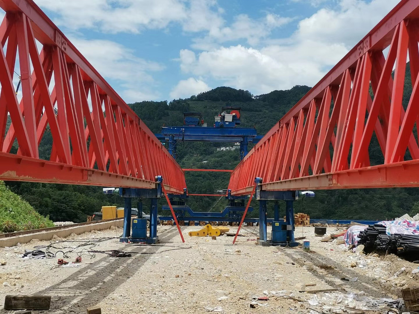 黑龍江邦中建筑材料科技有限公司，雙鴨山市集賢縣省道工程，采購全新式GYLQ40m-200t架橋機