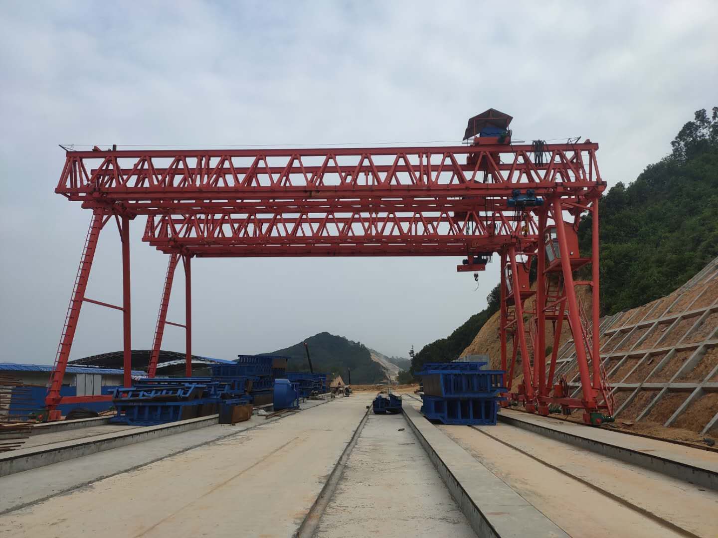 廣東陽(yáng)江MG100/10T-24M-12M龍門吊提升安裝調(diào)試完成即將投入使用