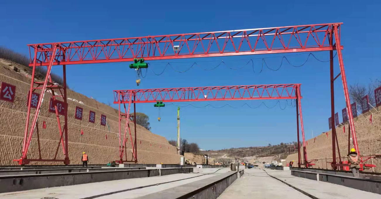 湖南長沙MH10T倒三角葫蘆龍門吊安裝完畢，開始工作